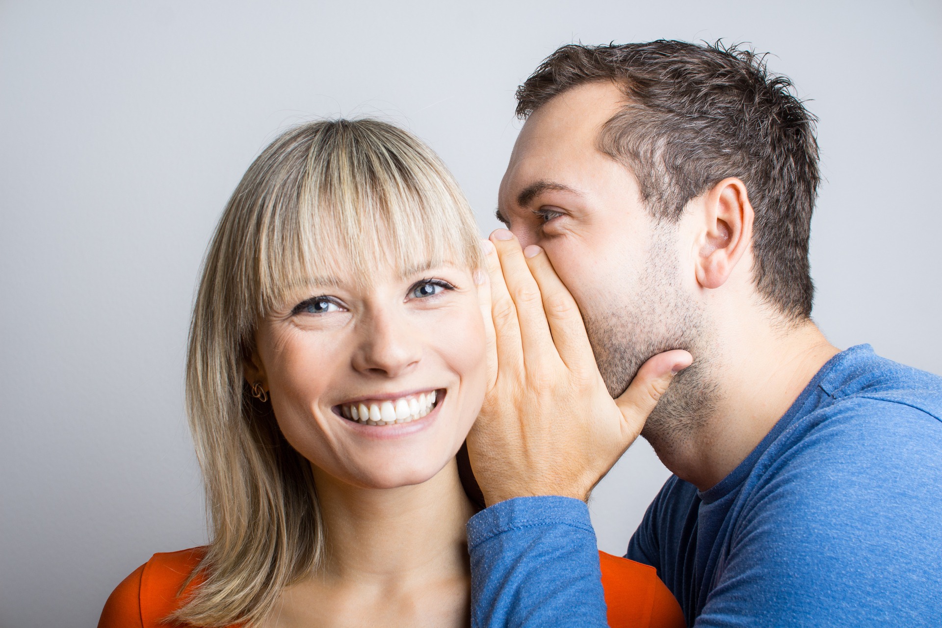 Ganz Geheim... Neuigkeiten bei relexa Mann-fluestert-Frau-was-ins-Ohr